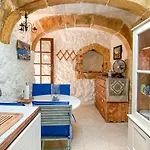 Mandy - An Authentic 400 Year Old Gozo Holiday home *
