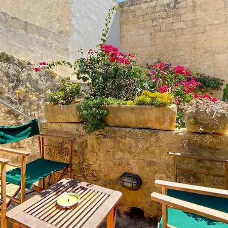 Mandy - An Authentic 400 Year Old Gozo Ferienhaus *